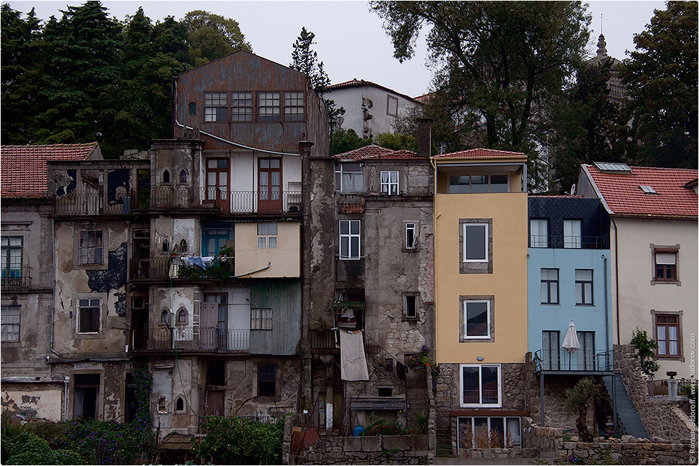 Старые и новые здания Порто, Поргугалия. (The Old and New buildings of Porto.)