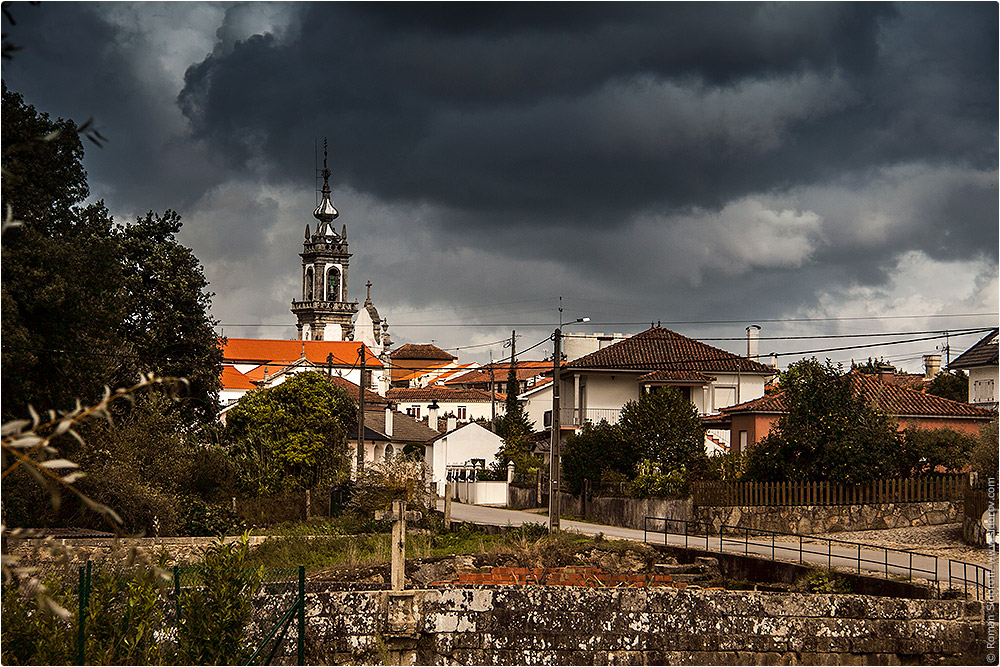 Деревня недалеко от города Валенса. Португалия. (Pueblo not far from Valenca. Portugal.)